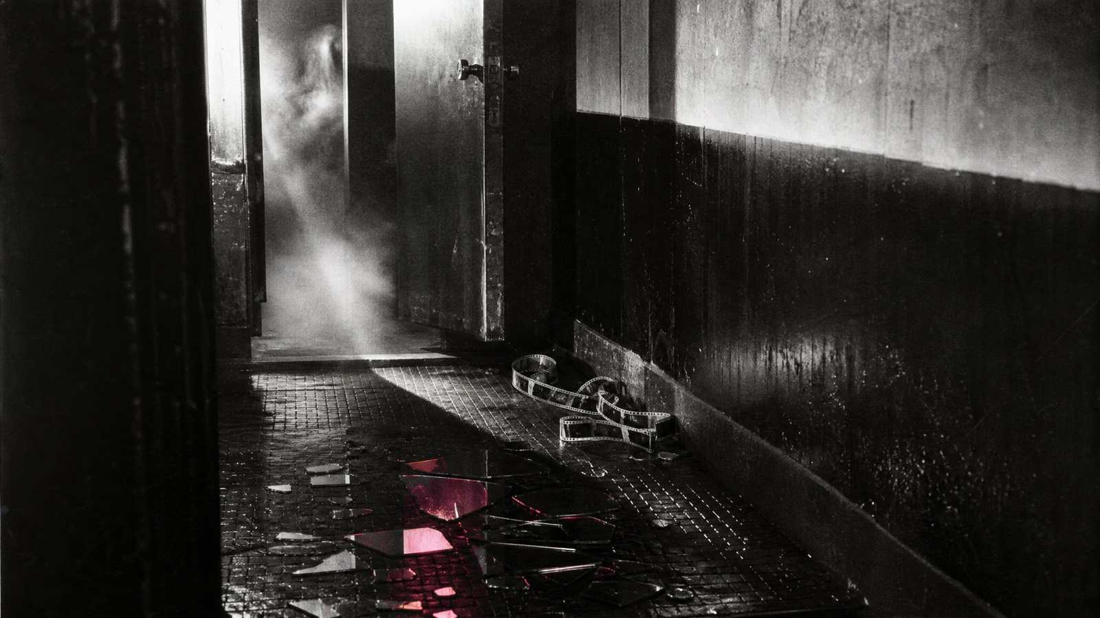 Pasillo nocturno y fragmentos de espejo como rastro del Tokio underground de Funeral Parade of Roses.