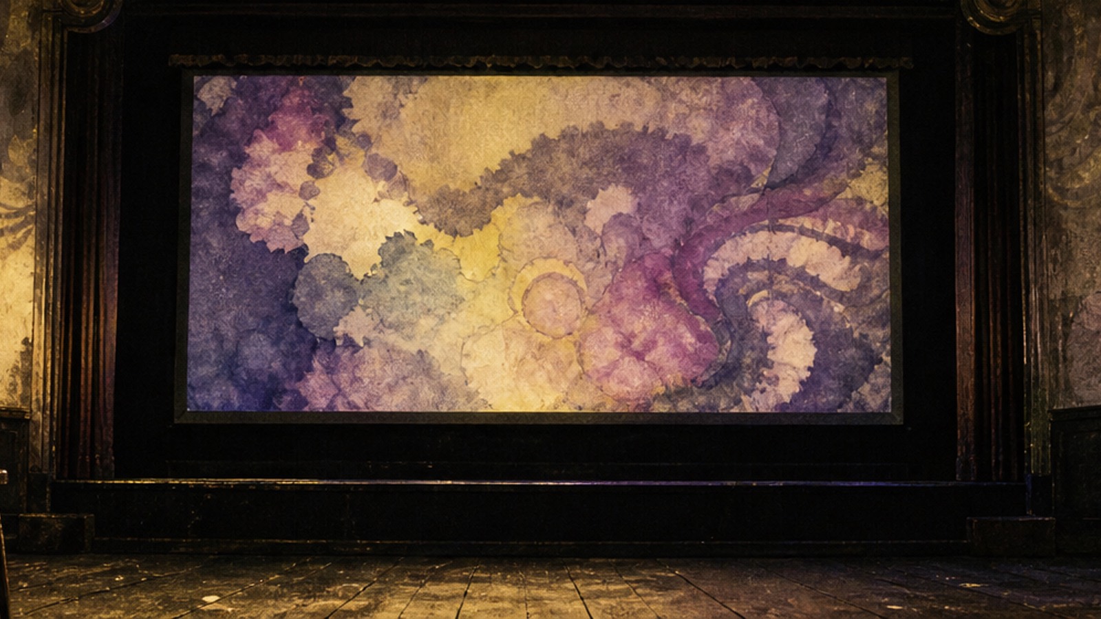 Sala de cine vacia con proyeccion abstracta de acuarela psicodelica sobre la pantalla.