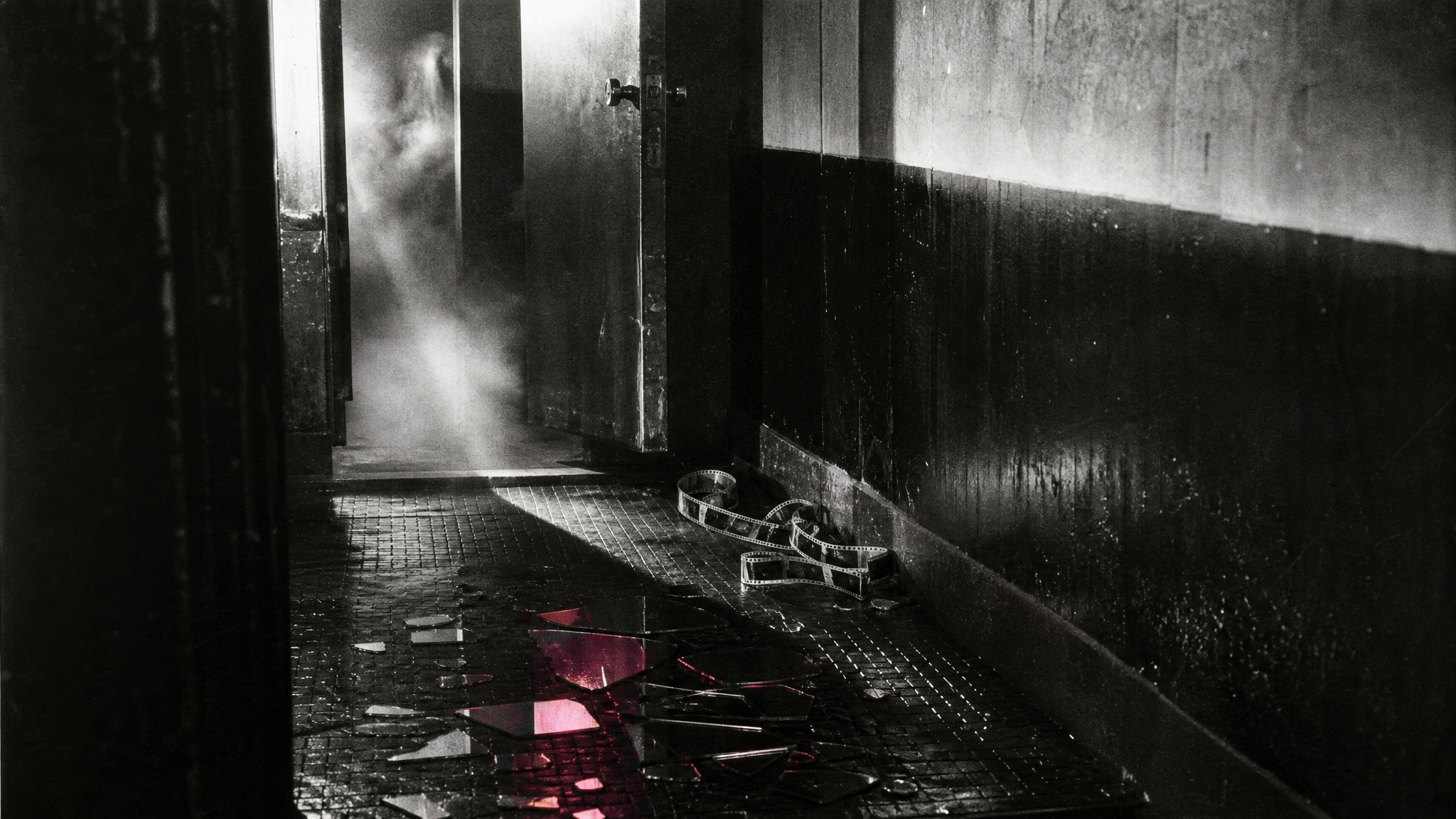 Pasillo nocturno y fragmentos de espejo como rastro del Tokio underground de Funeral Parade of Roses.